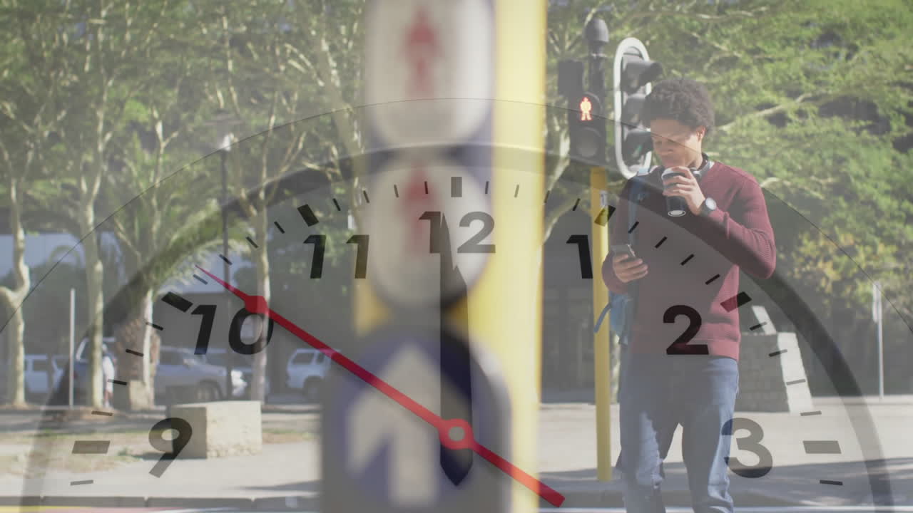 animación de un reloj con manillas en movimiento sobre un hombre biracial usando un teléfono inteligente en una calle soleada