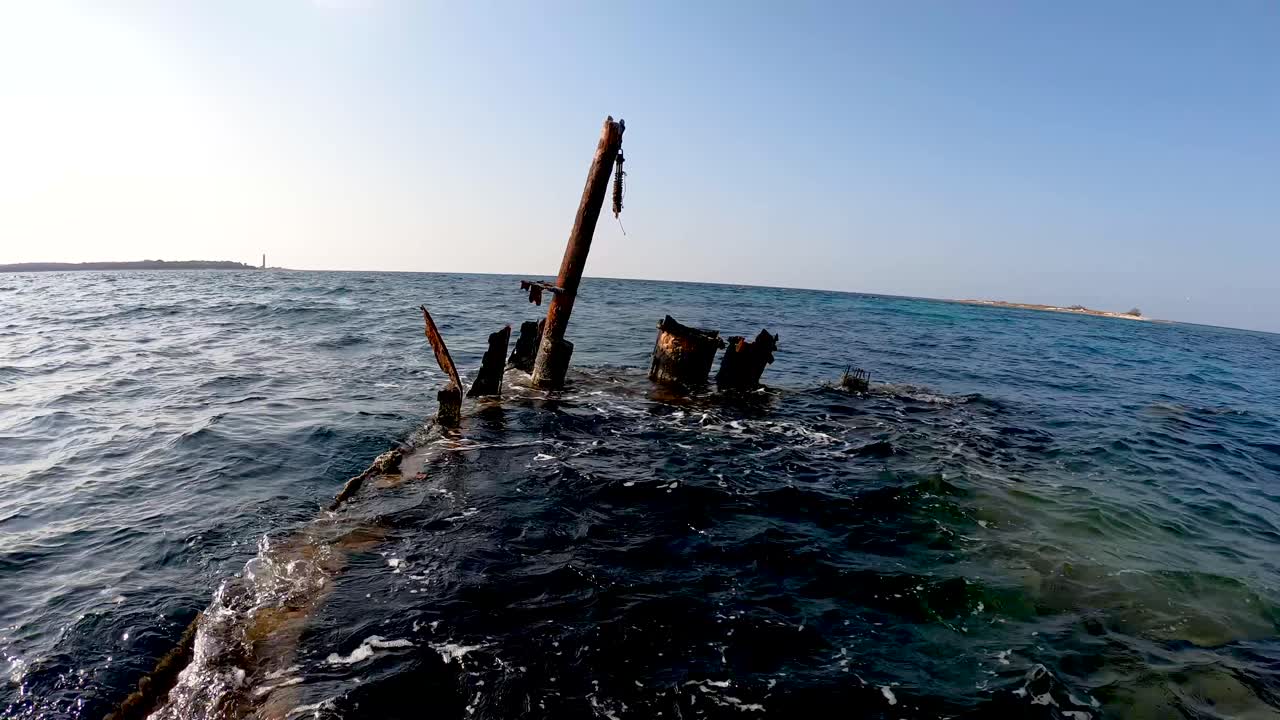 침몰한 배의 금속 조각