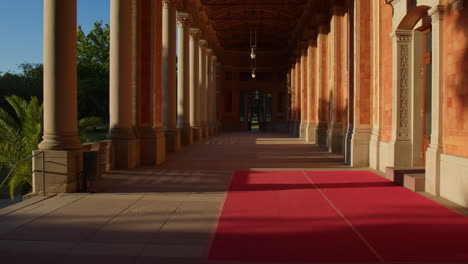 arcade con colonnada abierta de trinkhalle en la ciudad balnearia de baden-baden en alemania