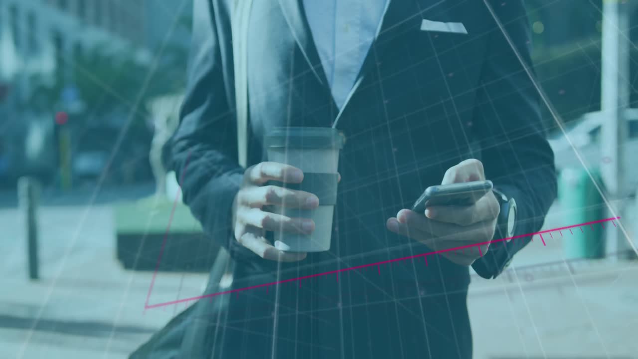 animazione di un grafico che mostra la perdita di un uomo d'affari caucasico che tiene in mano il caffè e usa il telefono in strada