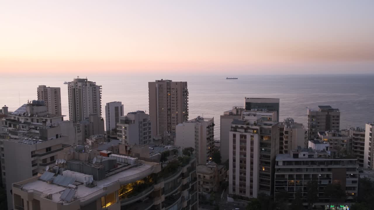 toma aérea de la azotea de la puesta de sol de la ciudad de beirut, cerca de la calle al hamra, líbano