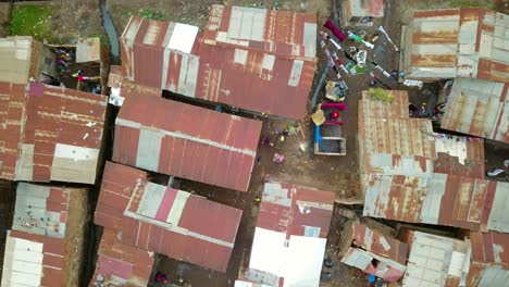 vista de pájaro sobre el área de tugurios en tanzania - toma de avión no tripulado