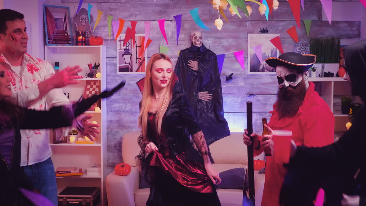 pirata barbudo con hacha y sus amigos bailando