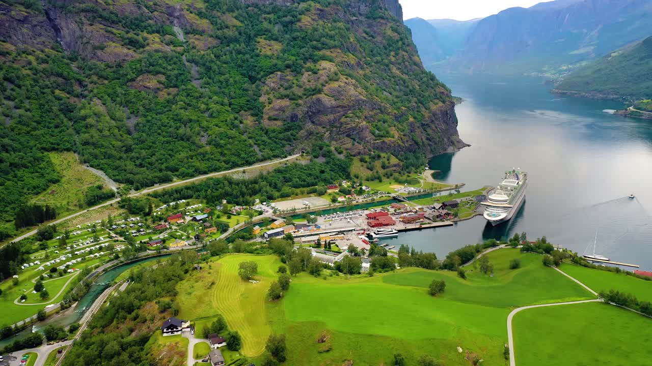 aurlandsfjord, la ciudad de flam al amanecer.