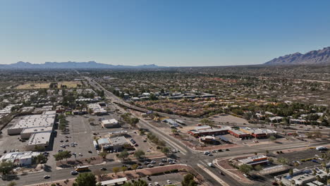 tucson, arizona, vuelo aéreo v10, vecindarios de woodland hills que capturan el arroyo tanque verde y el árido paisaje desértico con espectaculares vistas montañosas rocosas - filmado con mavic 3 cine - marzo de 2022