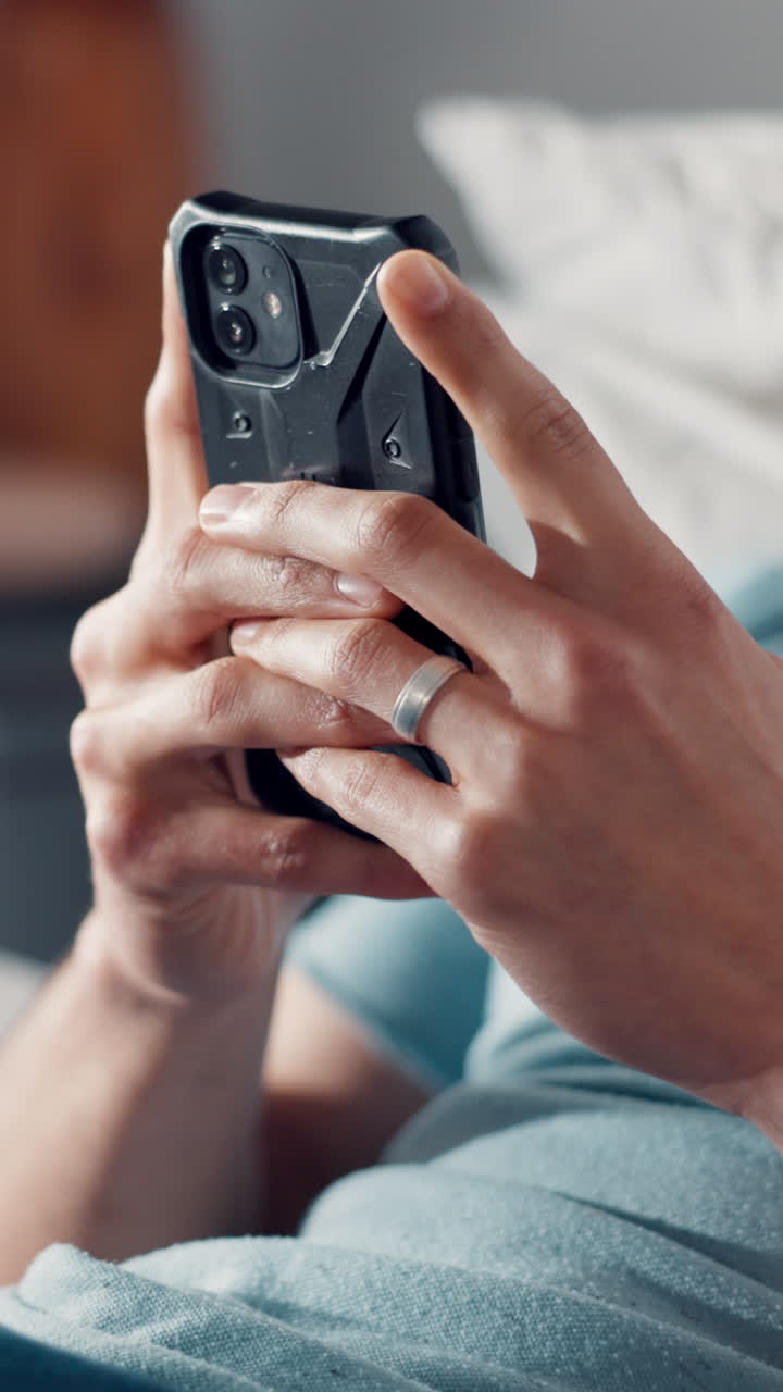 Primo piano di mani che tengono e utilizzano uno smartphone
