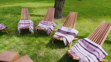 varias tumbonas de madera con alfombras en un césped verde un lugar para relajarse en el complejo video hd