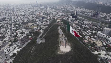 disparo de drones en un día nublado por la mañana en hasta bandera sobre el cerro obispado en la ciudad de monterrey, méxico-2