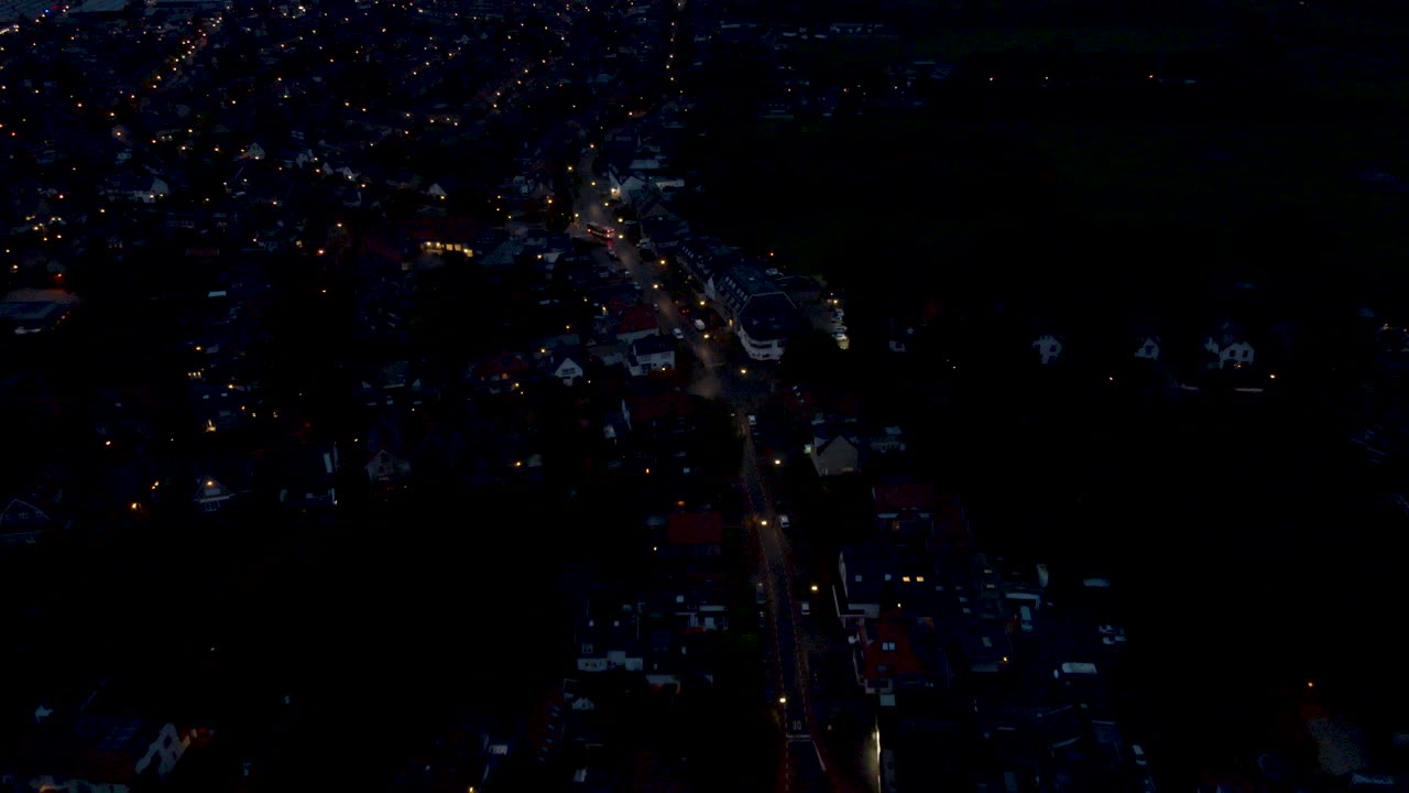 불타는 집과 가로등으로 밤에 작은 마을의 높은 공중