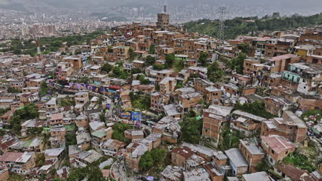 Medellin-Colombia-Aéreo-V41-Paso-Elevado-De-Drones-Bajos-Y-Alrededor-De-La-Famosa-Comuna-13-Y-La-Independencia-Capturando-El-Paisaje-Urbano-De-La-Ladera-Residencial-Superpoblado---Filmado-Con-Cine-Mavic-3---Noviembre-De-2022