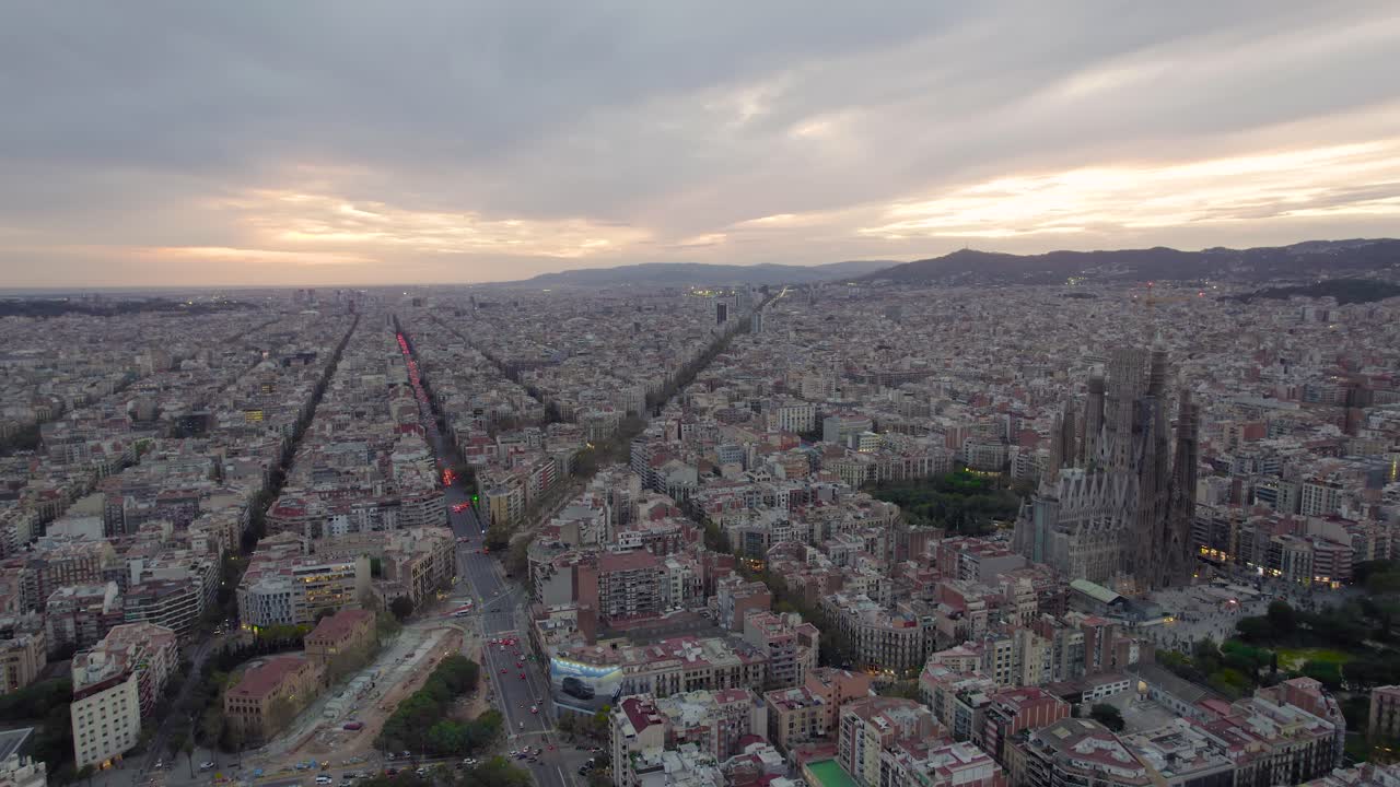 바르셀로나에 있는 건축가 가우디의 유명한 교회인 사그라다 파밀리아의 넓은 사진