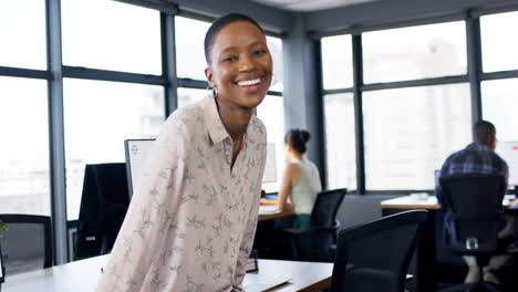 Retrato-De-Una-Sonriente-Empresaria-Afroamericana-En-La-Oficina,-Cámara-Lenta,-Espacio-Para-Copiar