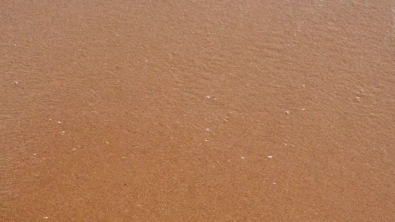 깨한 해변과 바다 파도의 아름다운 자연