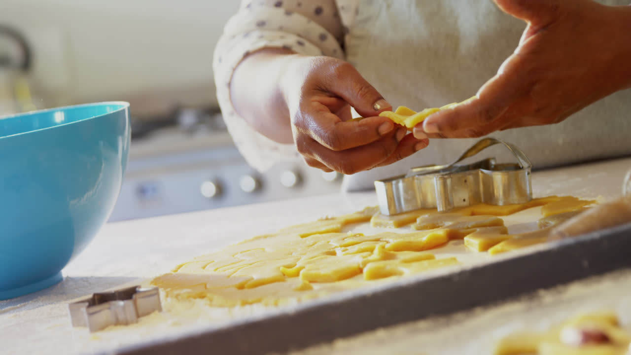 mujer mayor preparando galletas en la cocina en casa 4k