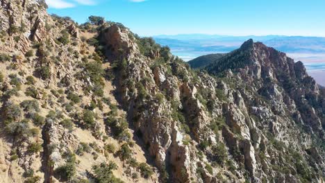 Antenne-über-Steinernen-Berggipfel-Entlang-Eines-Kamms-In-Den-östlichen-Sierra-Bergen-In-Der-Nähe-Von-Lone-Pine-Und-Dem-Owens-Valley-Kalifornien-1