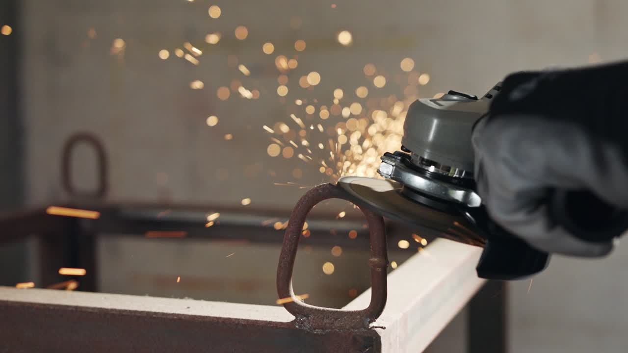 movimiento lento de un molinillo de metal durante el trabajo con chispas volando