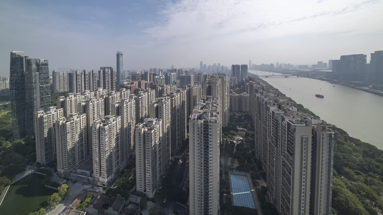 Vista aérea de uma cidade moderna e densa com edifícios residenciais altos e rio