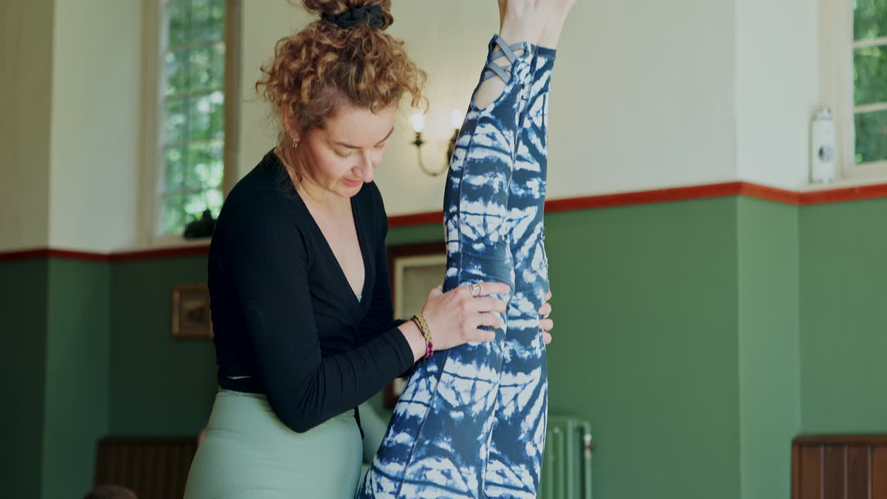 Lezione di yoga con pratica di verticale