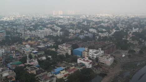 Vídeo-Aéreo-De-Anna-Nagar,-Aminjikarai,-Habitantes-De-Un-Barrio-Indio-Del-área-Metropolitana-De-Chennai,-Uno-De-Los-Barrios-Comerciales-Y-Marginales-Más-Importantes