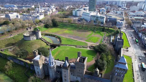 Drohnen-Luftaufnahme-Des-Mittelalterlichen-Gotischen-Cardiff-Castle-In-Wales