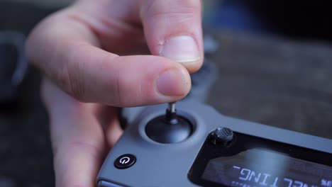 detalle de primer plano del piloto en movimiento controlador de joystick del avión no tripulado, movimientos suaves