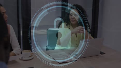 animación de texto de seguridad cibernética e icono de bloqueo sobre una mujer diversa compartiendo ideas con colegas