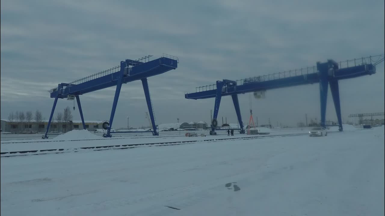 два голубых портовых журавля в снежном ландшафте