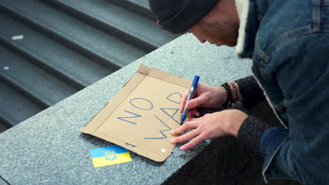 Manifestante-Preparando-Pancartas-Contra-La-Guerra-En-Ucrania-En-Un-Mitin,-Praga