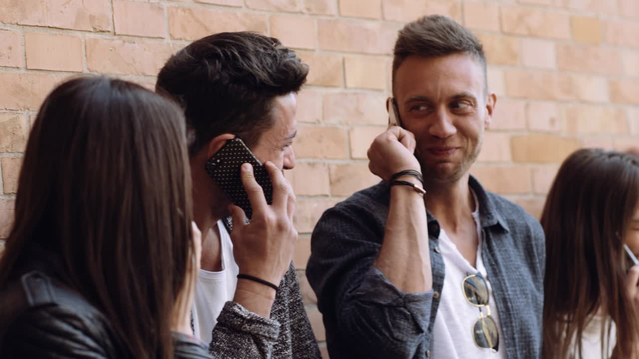 전화로 대규모 친구 그룹. 느린 동작으로 촬영