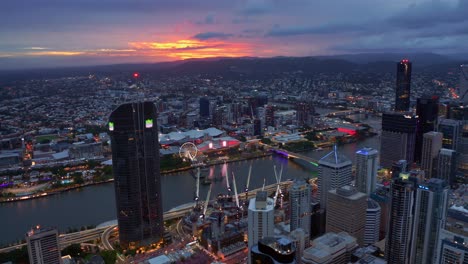 cielo nublado al atardecer sobre la ciudad de brisbane con el río brisbane en queensland, australia