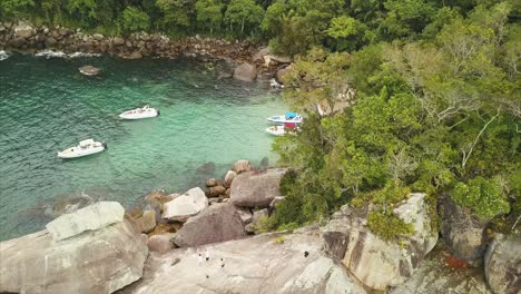 boats waiting for the tourists