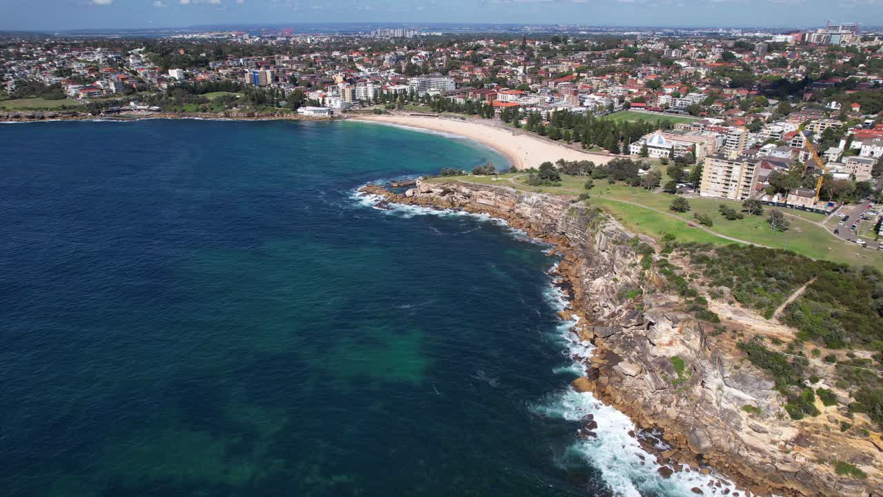 오스트레일리아 nsw 시드니의 쿠기 비치 (coogee beach) 로 향하는 비행기 - 드론 촬영