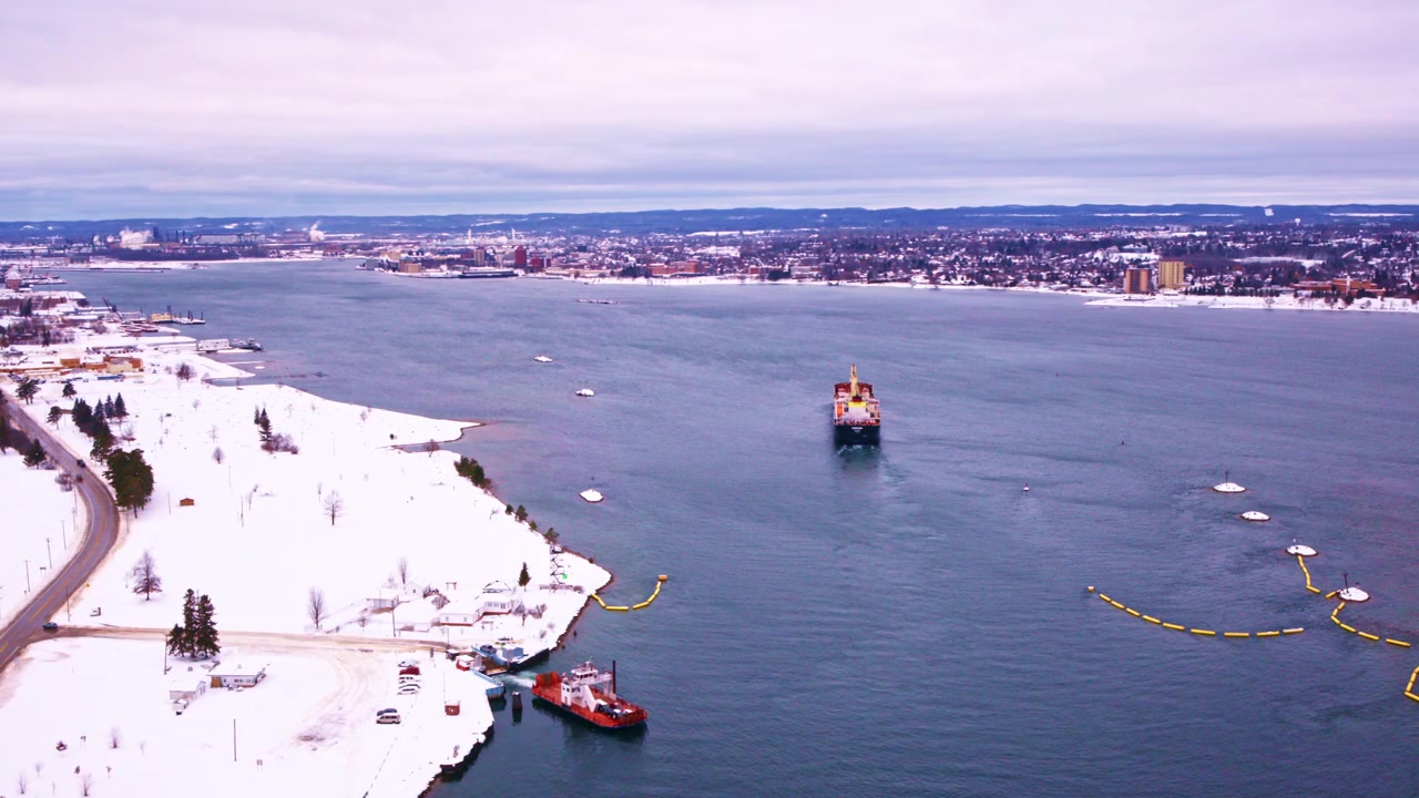 Ripresa con drone di un traghetto per auto che attraversa acque innevate nel Michigan settentrionale