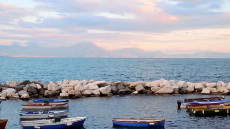 Vesubio-Al-Atardecer-Desde-La-Bahía-De-Nápoles