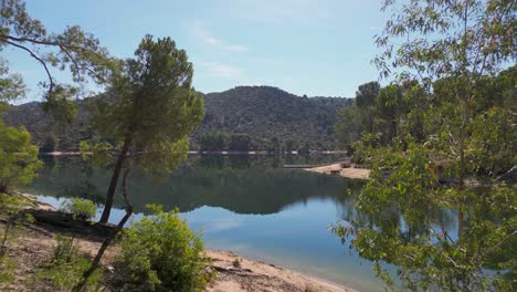 Sierra-De-Andujar-Naturschutzgebiet-Schönheit-Ort-Atemberaubende-Aussicht-über-Wald-Reflektiert-See-Luft-Push