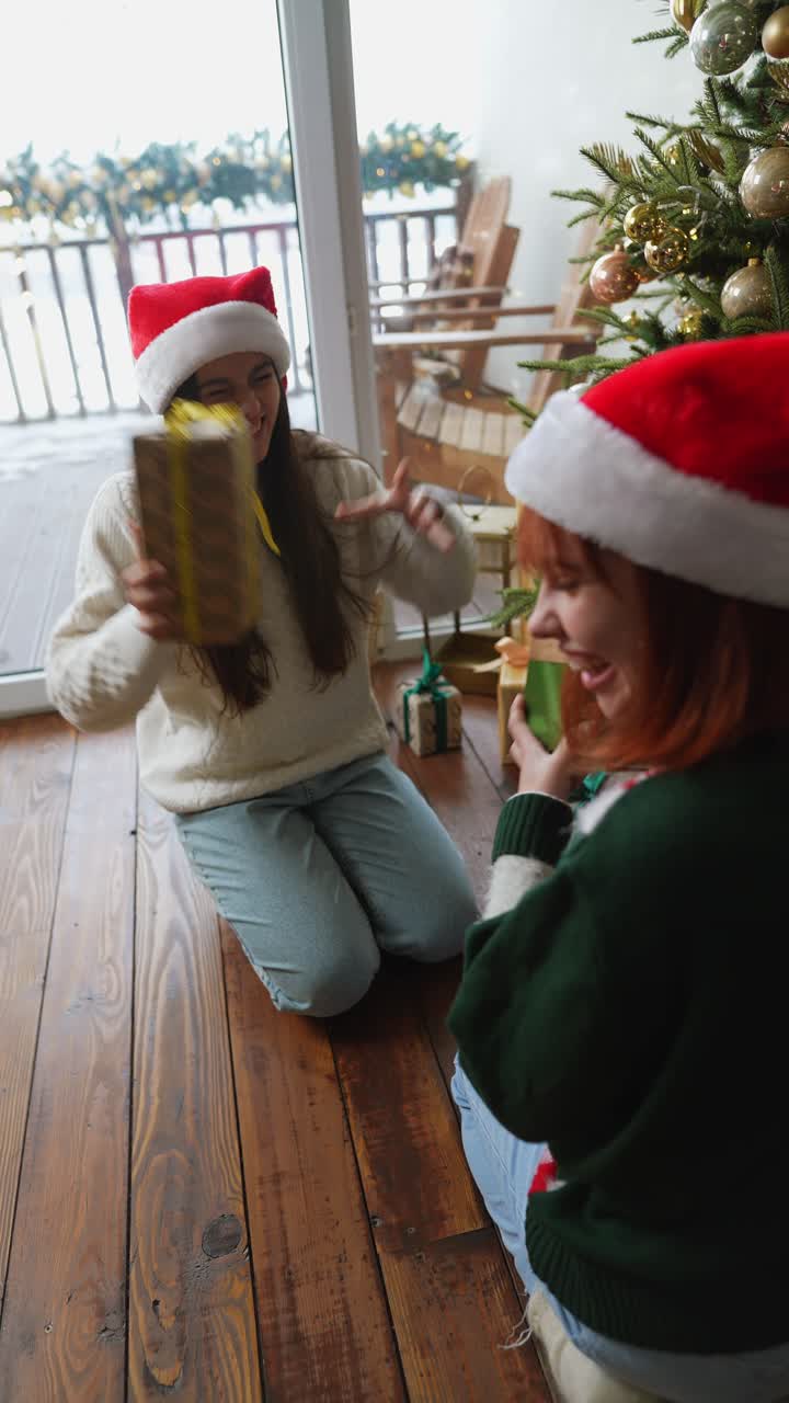 amigos emocionados intercambiando regalos de navidad