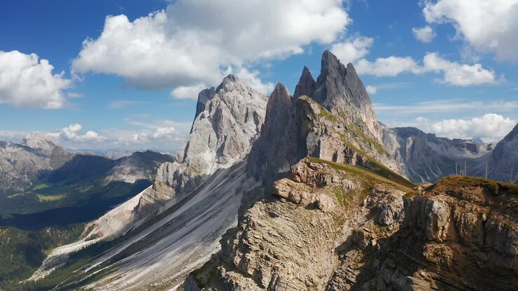 Maestose viste aeree delle cime del Seceda e della Furchetta in Trentino Alto Adige