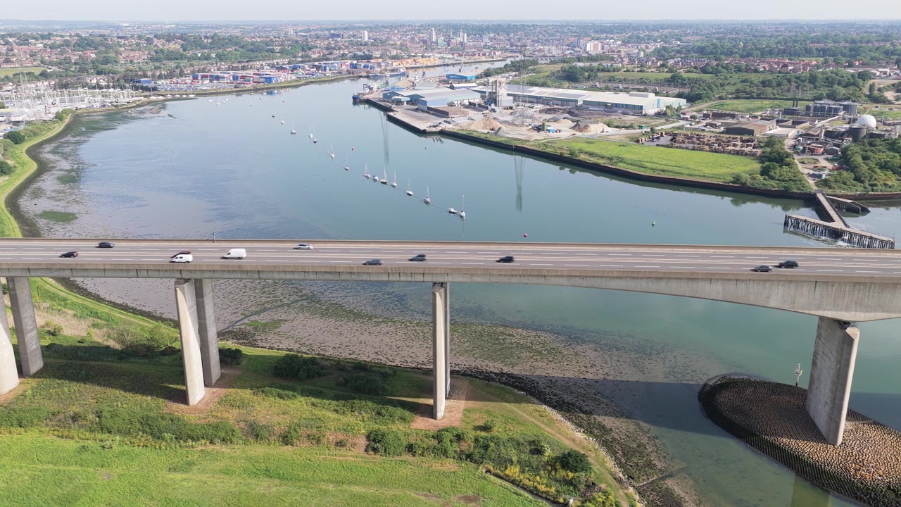 Drone luftpanorering af motorvejstrafik på Orwell Bridge med flod- og bybaggrund Storbritannien