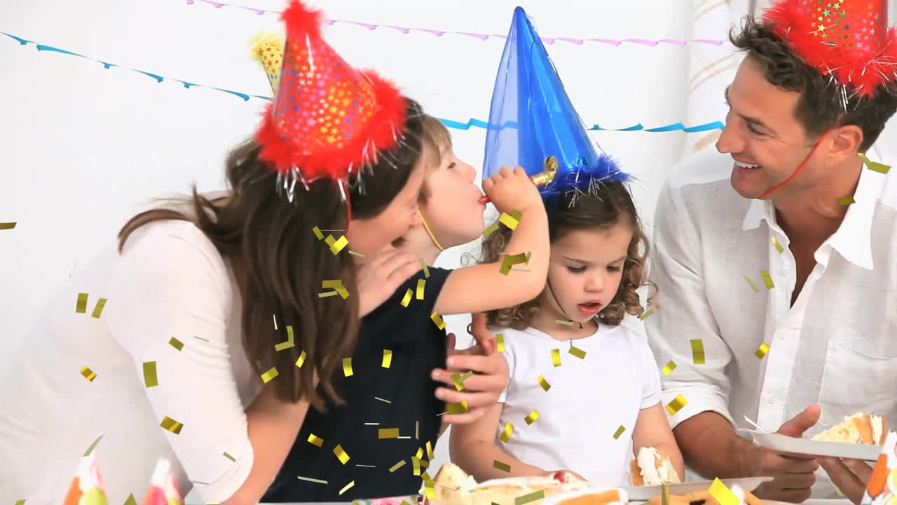 familia celebrando cumpleaños con animación de confeti sobre sombreros y decoraciones de fiesta