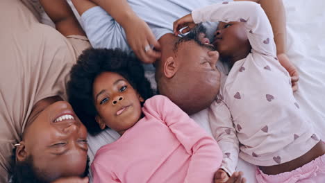 feliz, relajante y familia negra divirtiéndose en la cama