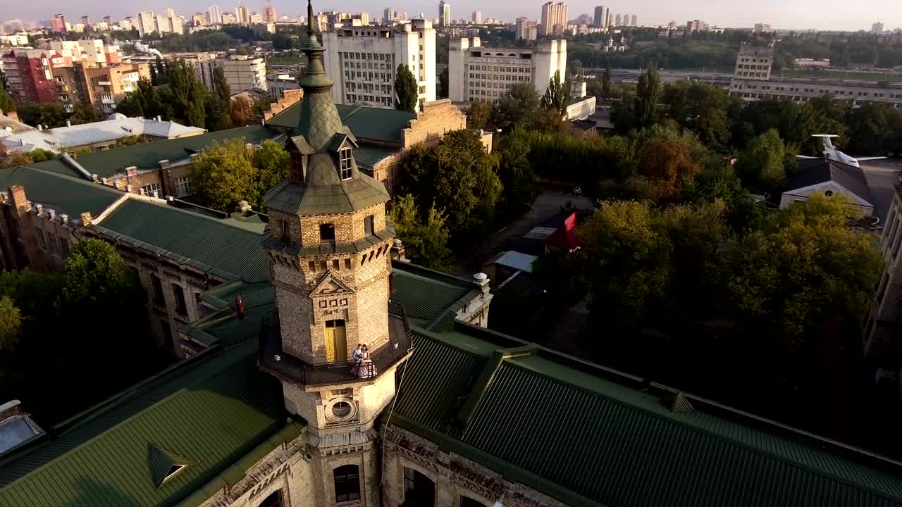 vuelo del avión no tripulado sobre los techos de la ciudad vieja