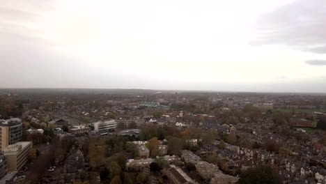 Cambridge-Innovation-Capital-Construction,-Zentrum,-Drohne,-Blick-Vom-Himmel,-Neblig