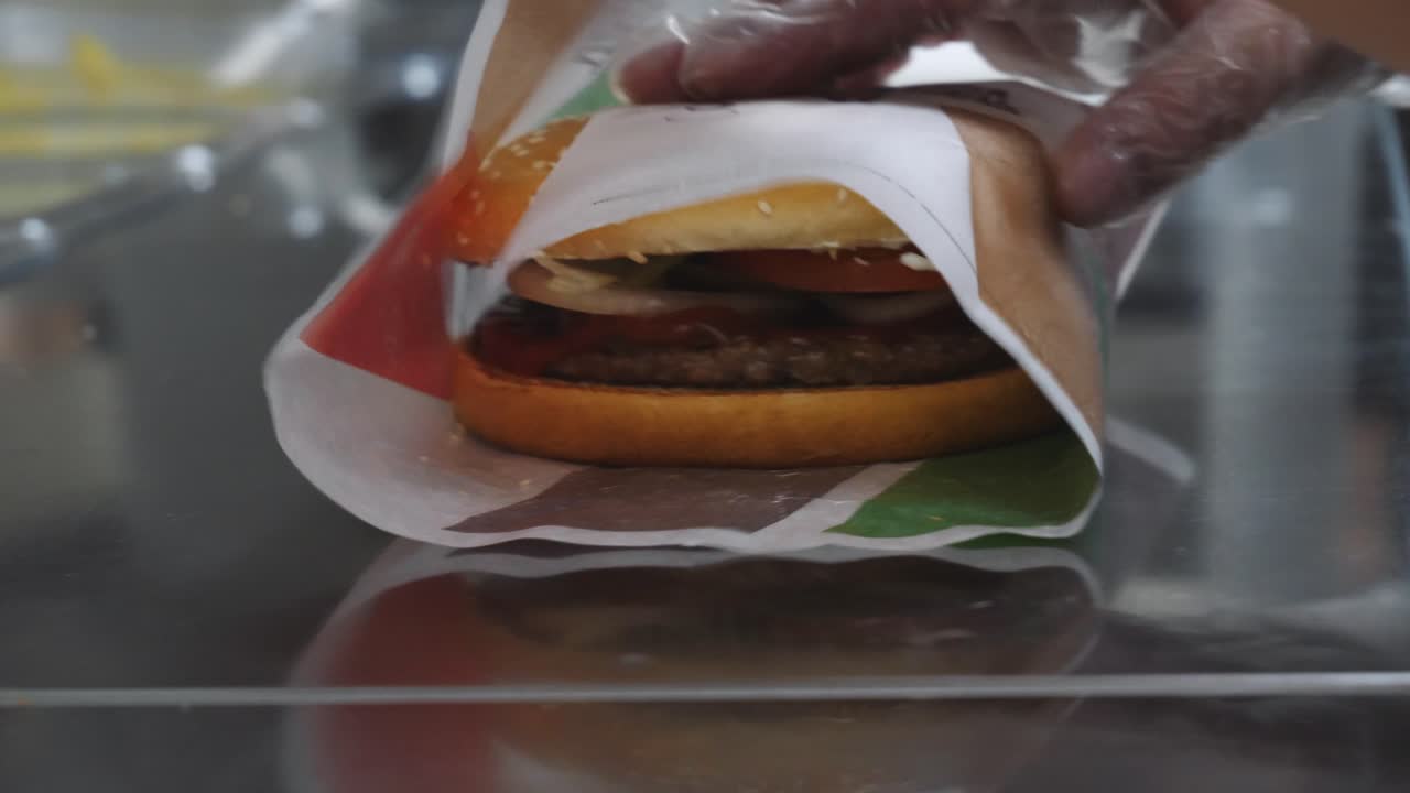 Preparazione di un alimento in un ristorante