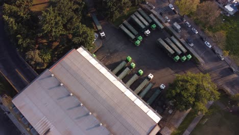 toma aérea desde arriba que muestra camiones estacionados de una planta de conversión de residuos en energía en buenos aires