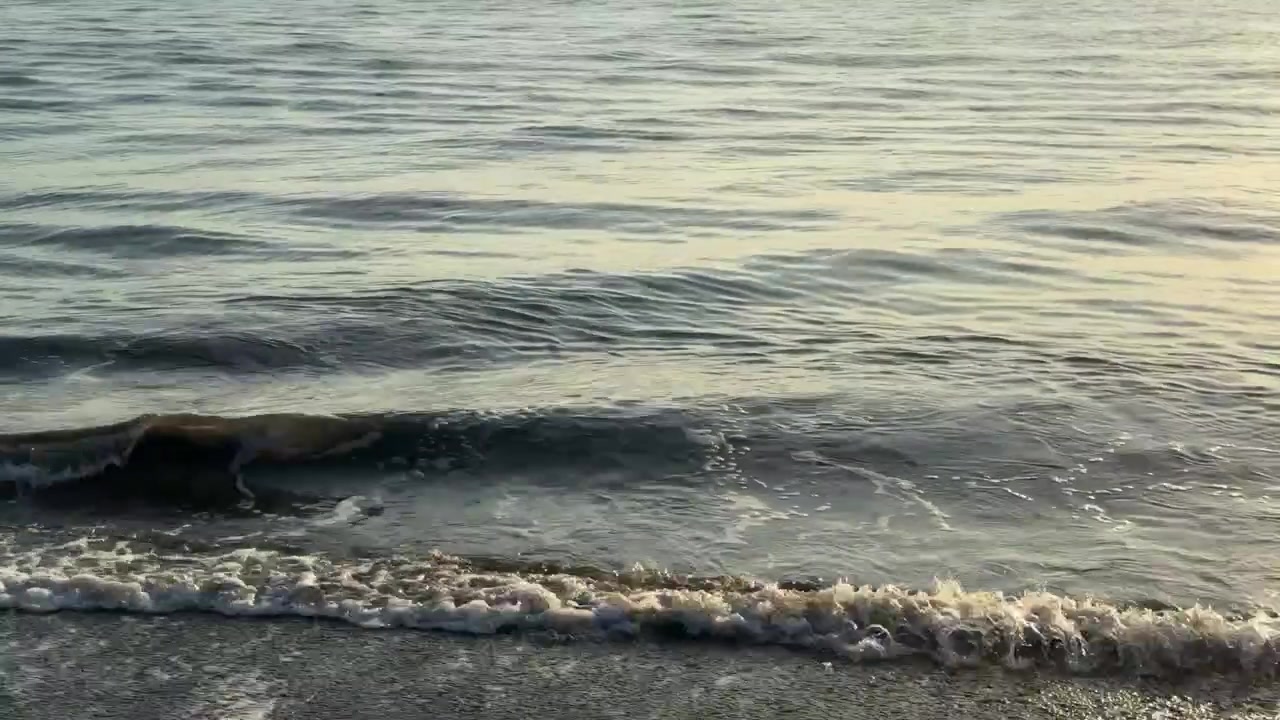 Onde oceaniche delicate che lambiscono una tranquilla spiaggia