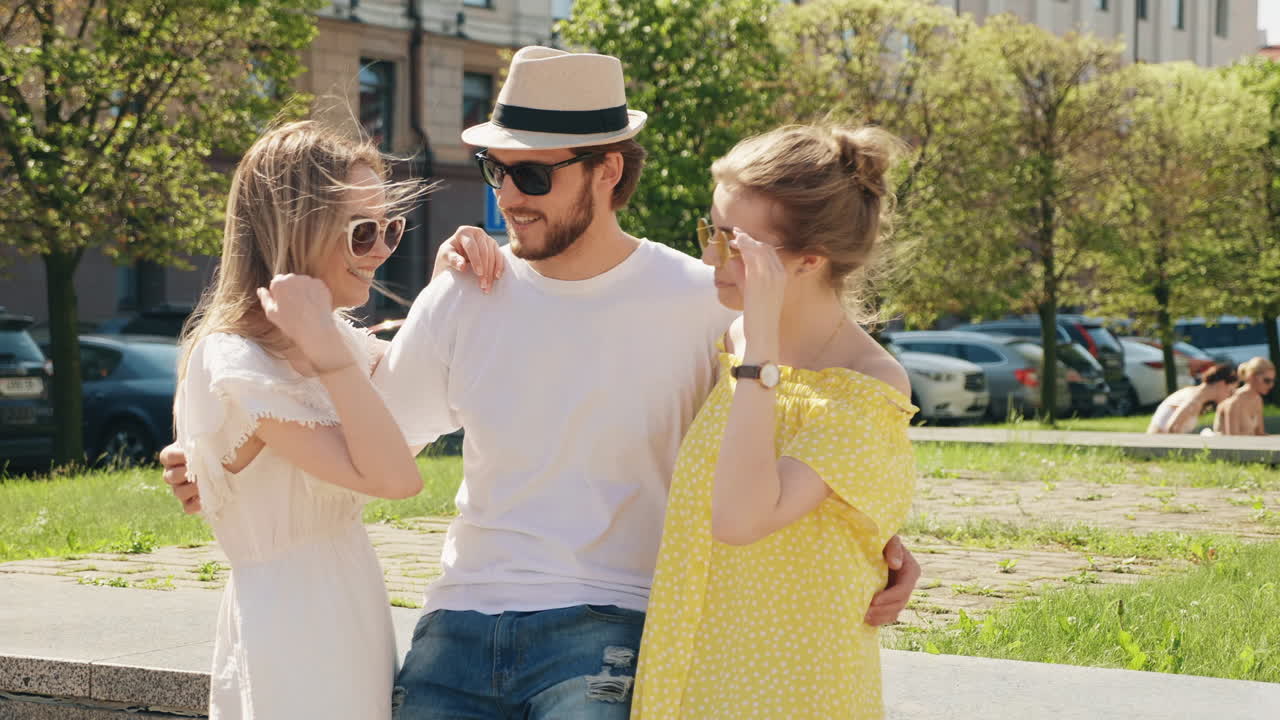 친구 들 이 빛 이 있는 날 을 즐기고 있다