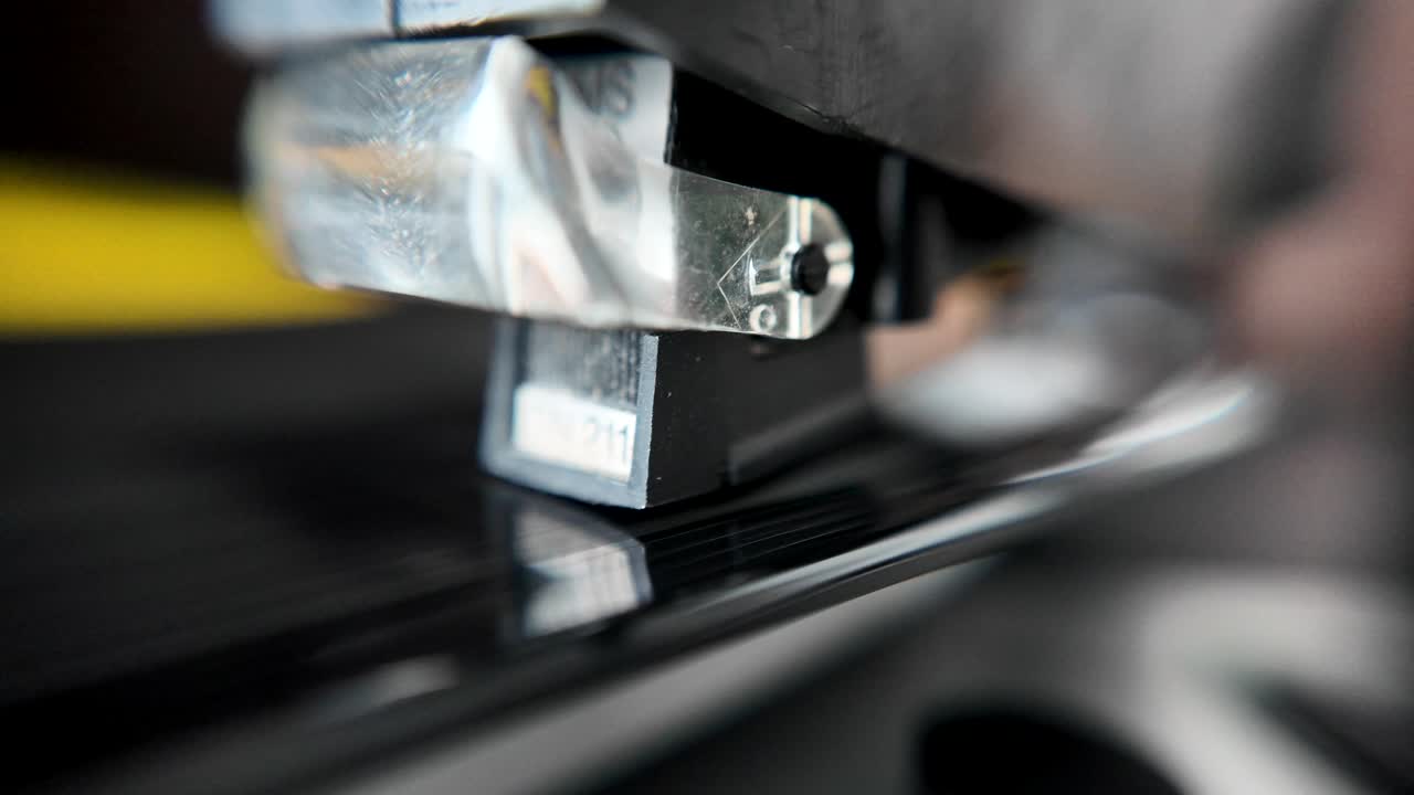 detalle de un tocadiscos de época con vinilo giratorio