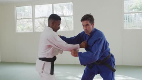 Judokas-Trainieren-Mit-Einem-Randori-Auf-Der-Judomatte