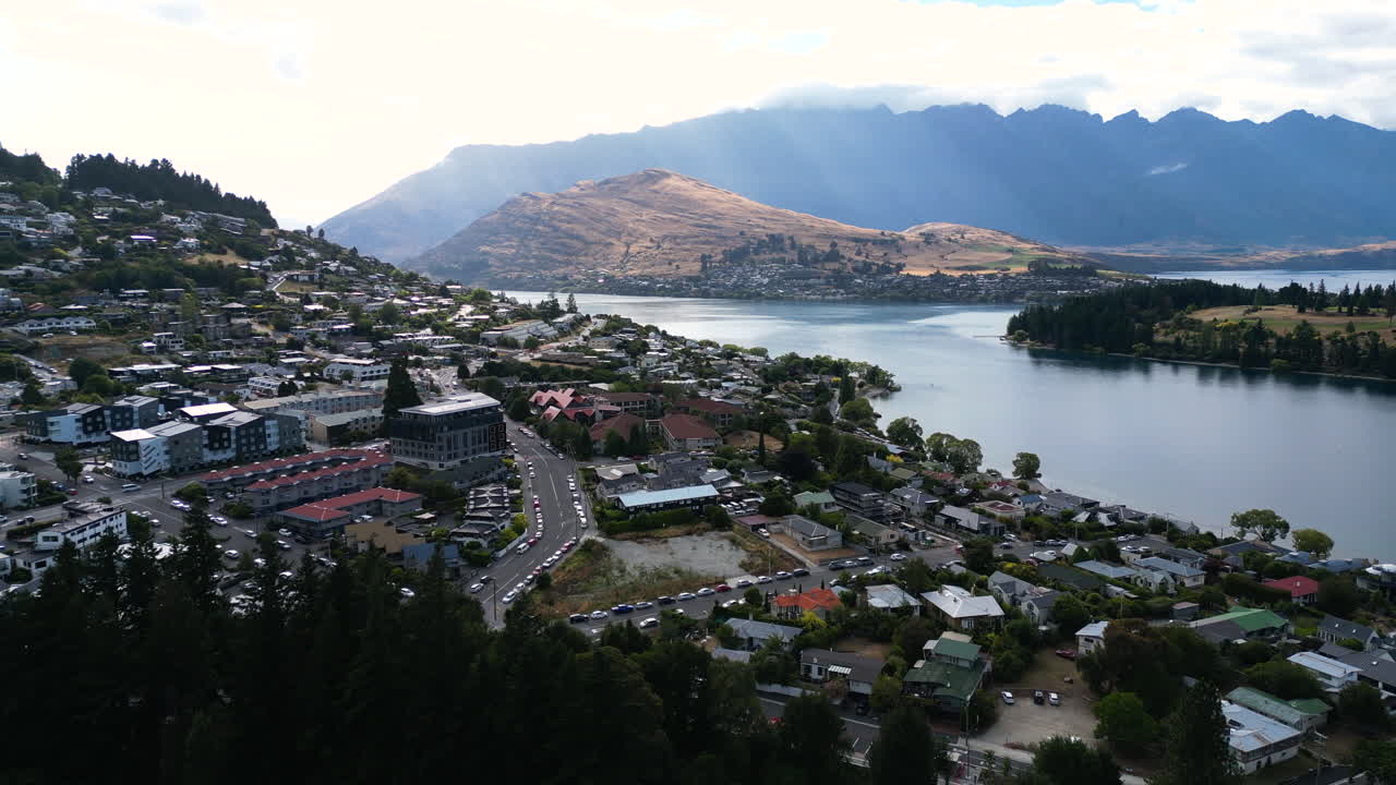 그림 같은 환경 - 뉴질랜드 호숫가의 퀸스타운 시내