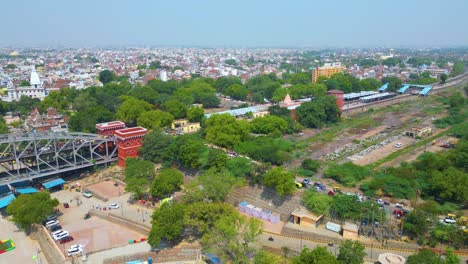 vista aérea del río ganga y los ghats en varanasi, india